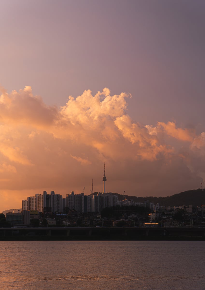 Der rosafarbene Himmel und der Namsan-Turm