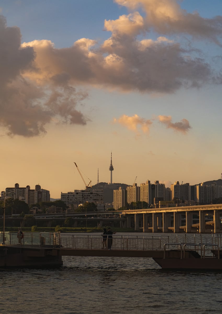 Der in gelbes Licht getauchte Himmel und der Namsan-Turm
